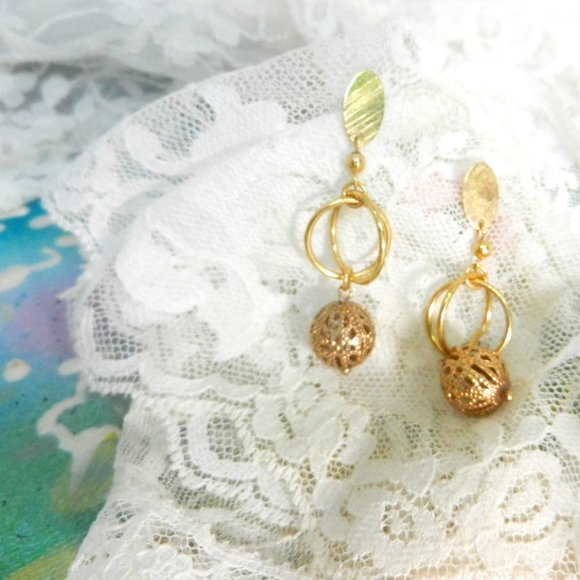 Vintage Jewelry - Filigreed gold chandelier pierced earrings gold tone drop and dangle Victorian